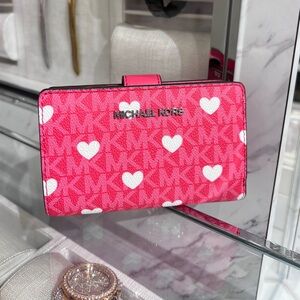 MICHAEL KORS Jet Set Medium Printed Signature Logo Bi-Fold Wallet heart  NWT